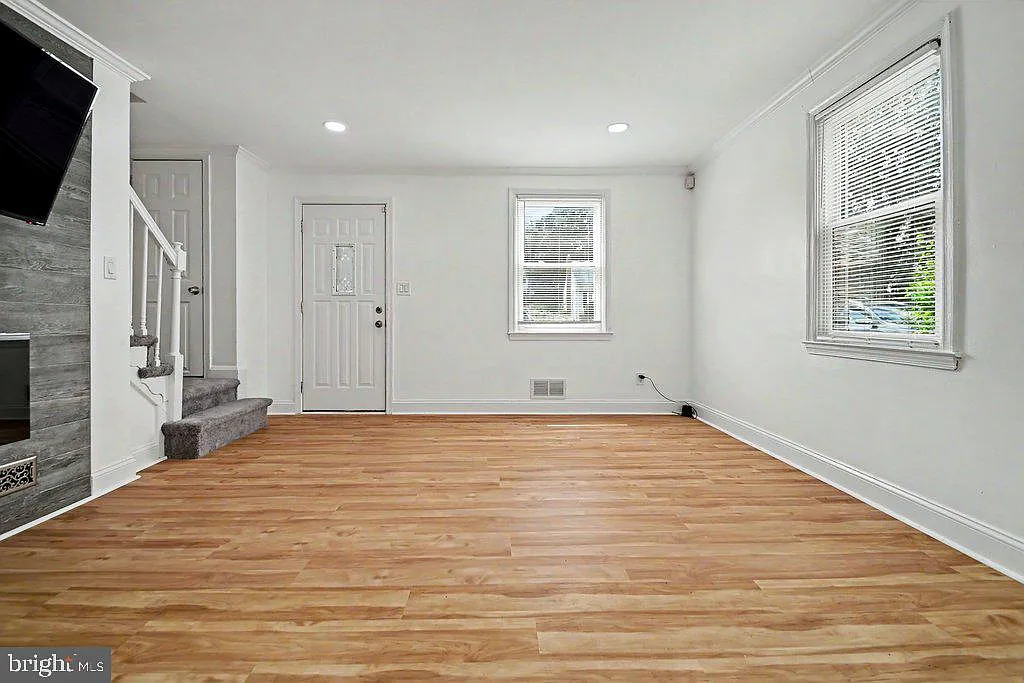 3 bed, 2.0 bath, 1100 sqft, $2,300 — Photo 4