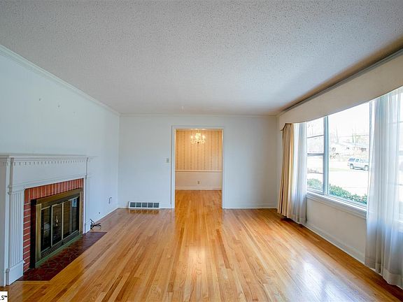 5th image of 208 Roberta Dr