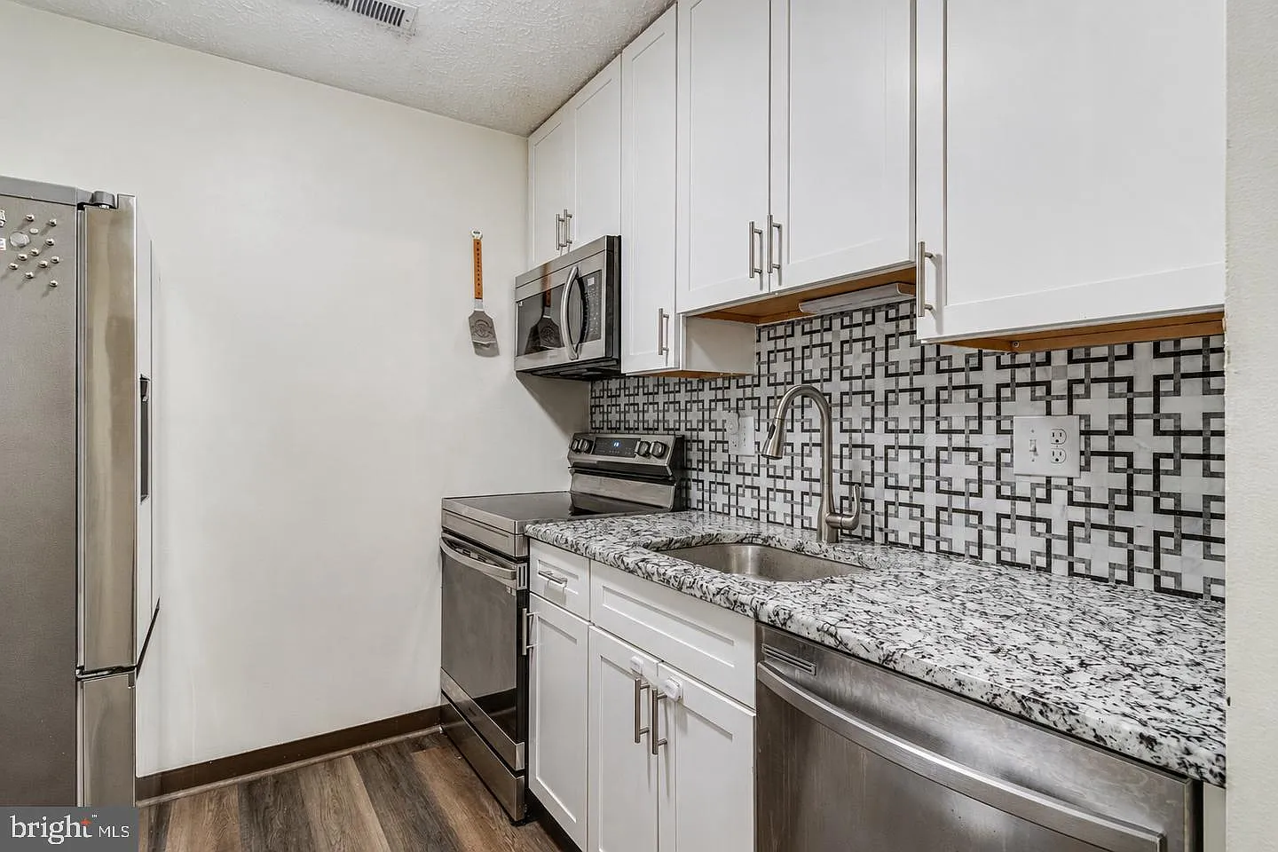 2 bed, 1.5 bath, 936 sqft, $1,750 — Photo 2