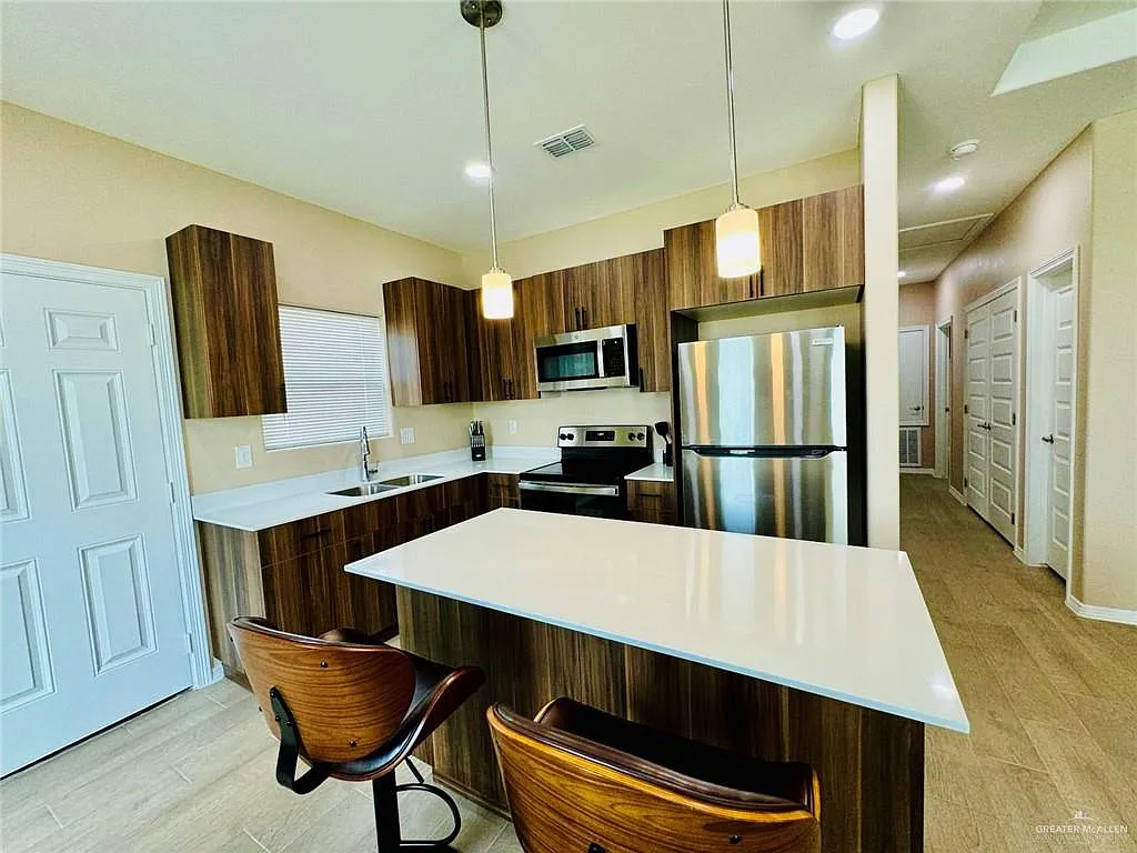 2 bed, 2.0 bath, 1390 sqft, $1,200 — Photo 4