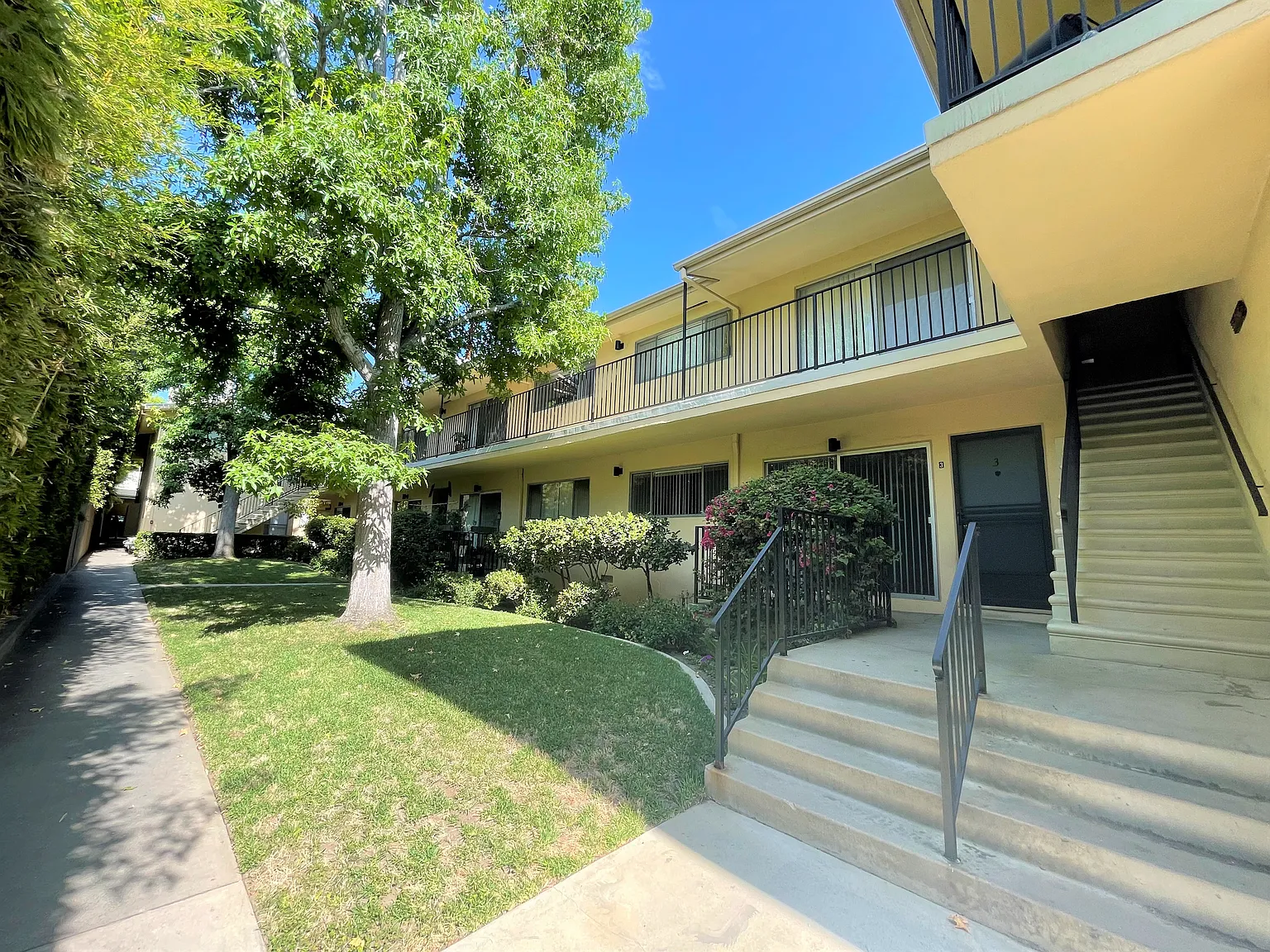 255 S Oakland Avenue — Photo 2