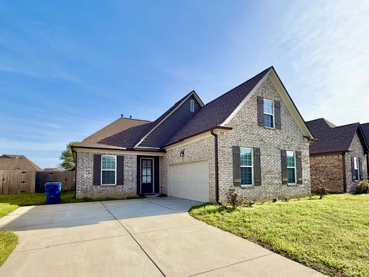 Building Photo - 5560 Lakeside Cir W