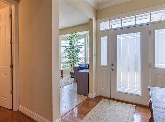 4th image of 19 Lindbergh Place Ct