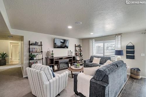 3rd image of 5 W Delgada Ln