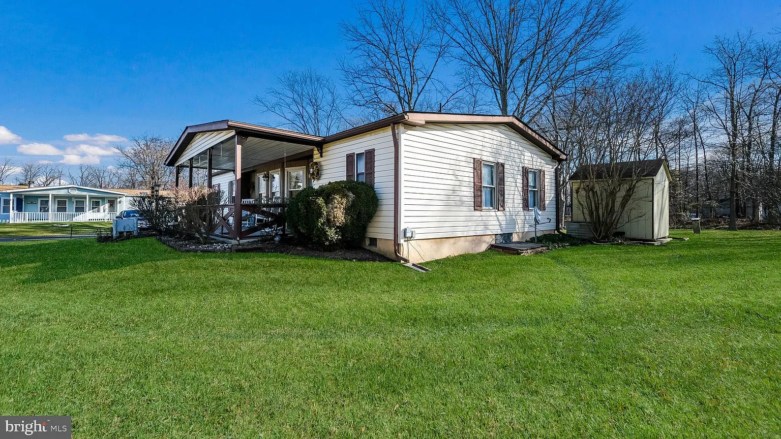 677 Laurel Ln photo 1