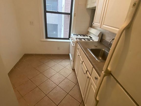 2nd image of 25-26 42nd St #2E