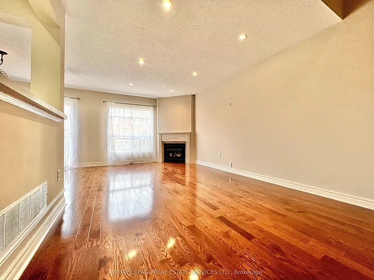 2153 Redstone Cres — Photo 6