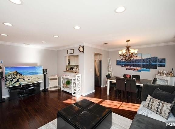 5th image of 11 S Maple Ave #B