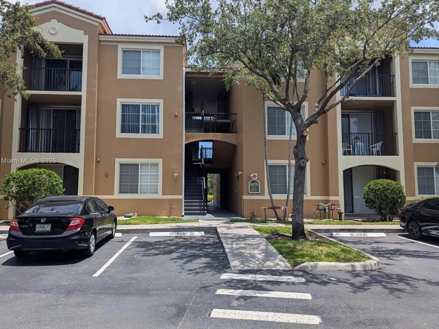 2 bed, 1137 sqft, $2,400 — Photo 1