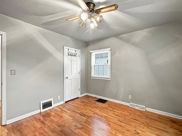 2112 Pine St — Photo 10
