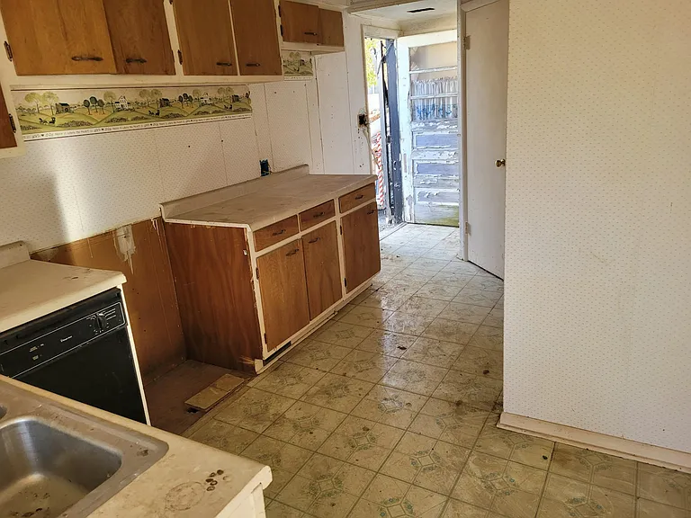 332 N French St — Photo 7