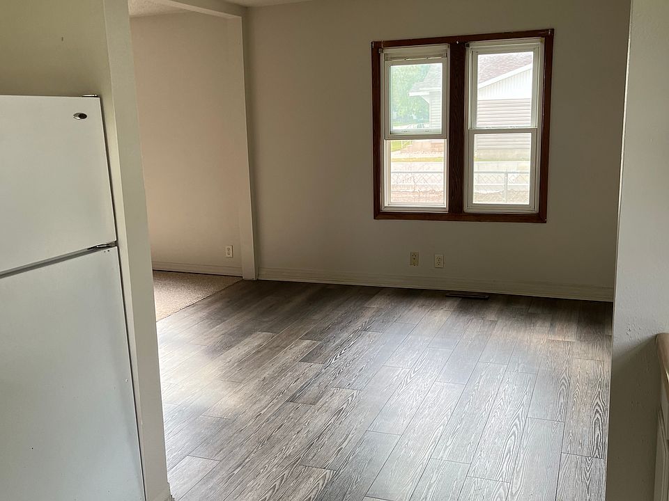 1st image of 621 E 10th St