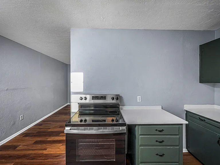 709 SW 45th St — Photo 10