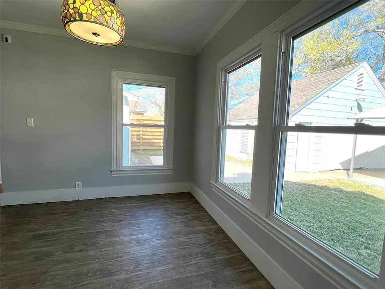 801 Avenue F — Photo 9