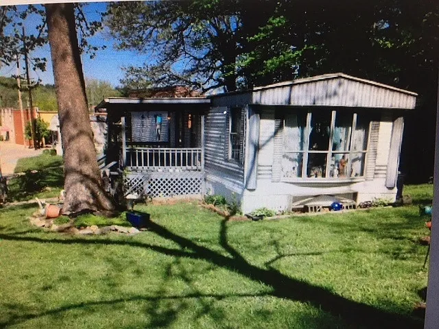 688 N Elm St photo 1