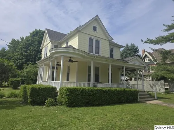 210 W Main St, Carthage, IL 62321