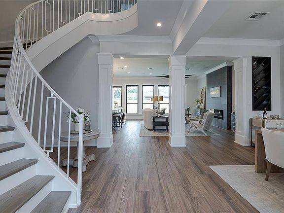 2nd image of 735 Oaklawn Dr