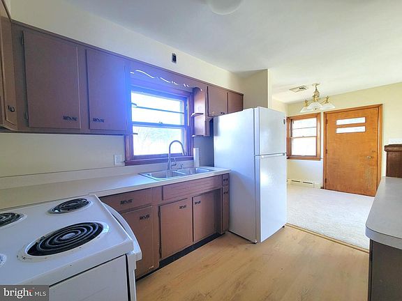 2nd image of 15 W Governor Rd