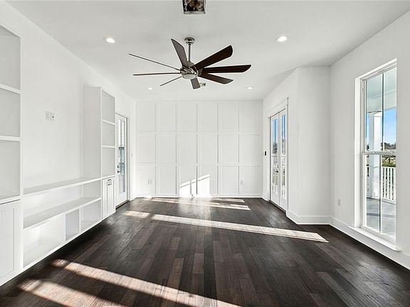 4th image of 2221 Benjamin St