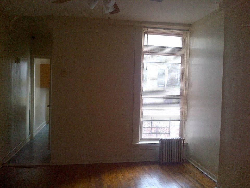 2nd image of 538 Bainbridge St APT 1R