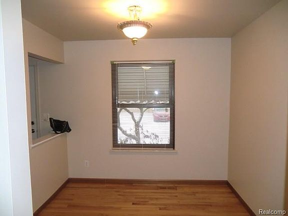 4th image of 39790 Manor Dr