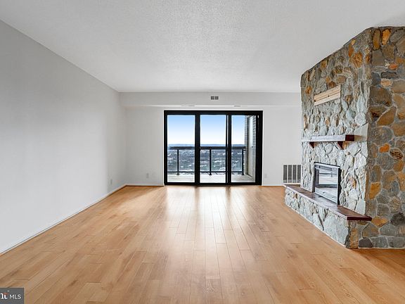 4th image of 205 Yoakum Pkwy Unit 1519