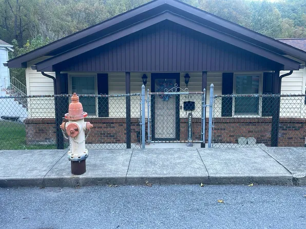 923 Center St, Mullens, WV 25882
