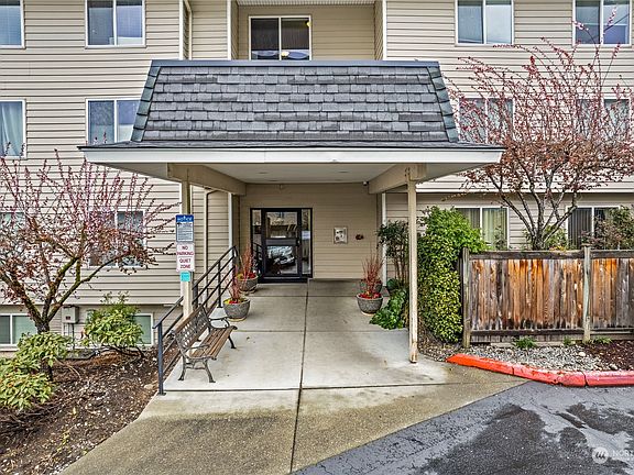 This 2 bedroom, 2 bath home has all you'd ever want with an incredible location in Newcastle right on Lake Washington. The condo is sure to impress your guests. Easy access with ground floor unit; no elevator needed for you!>