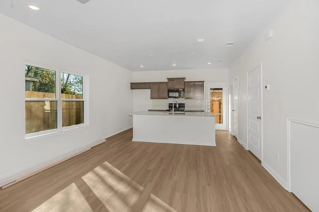 601 W 24th St — Photo 2