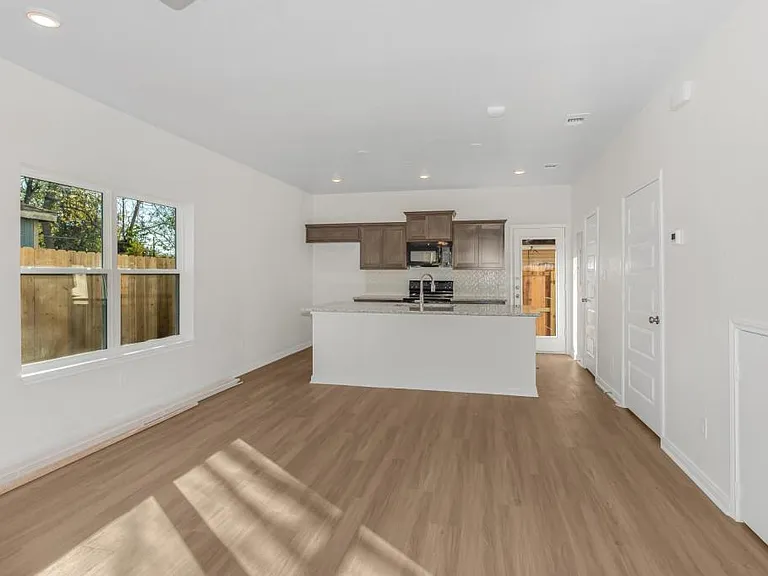 601 W 24th St — Photo 2