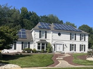 8 Crestview Ct, Marlboro, NJ 07746