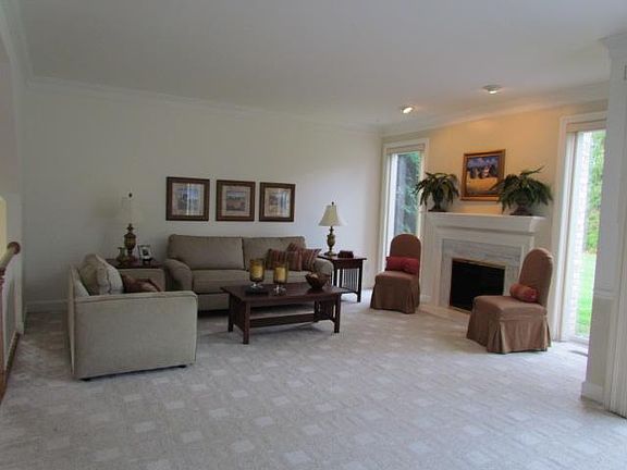 4th image of 36 Tobey Ct