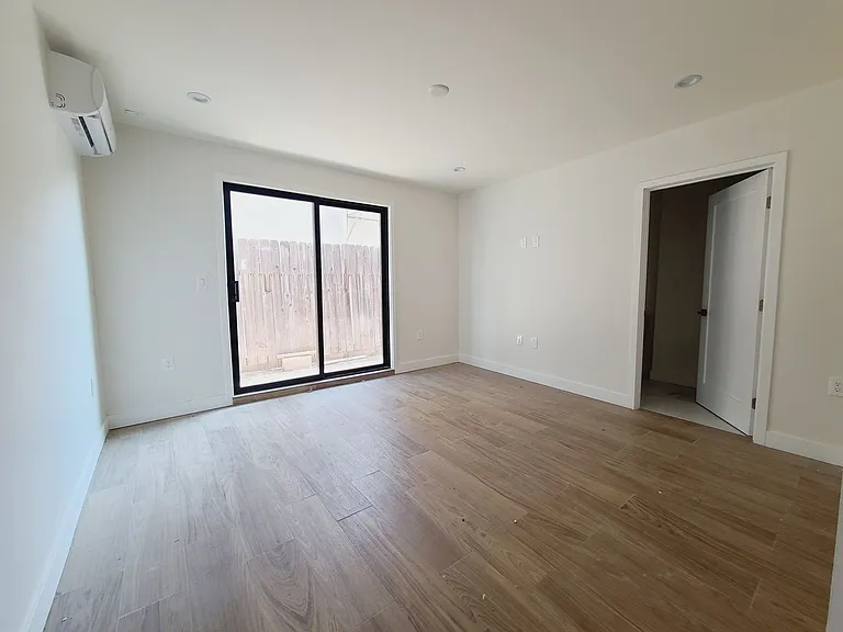 1819 S Manhattan Pl — Photo 16