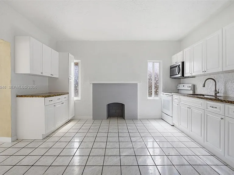 1745 SW 17th St #2 — Photo 8