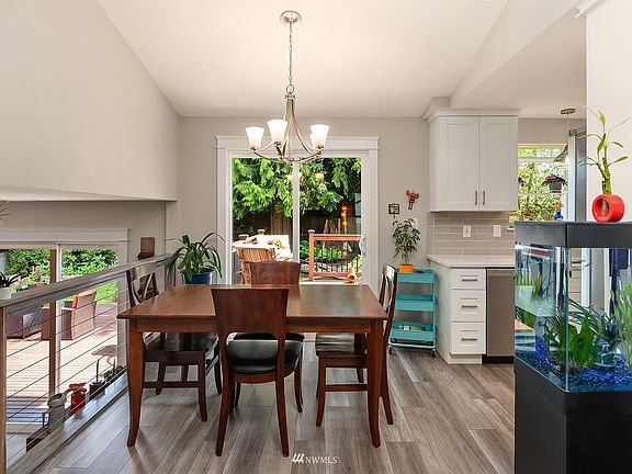 Deck right off kitchen/dining room