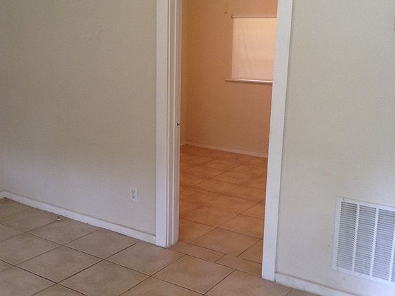 4th image of 425 Rosehill Ave