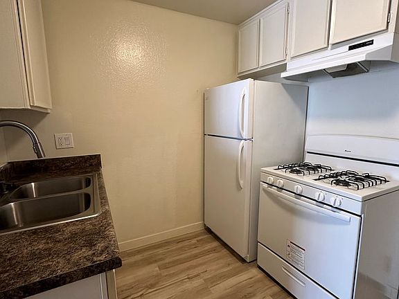 3rd image of 11434 Calvert St APT 14