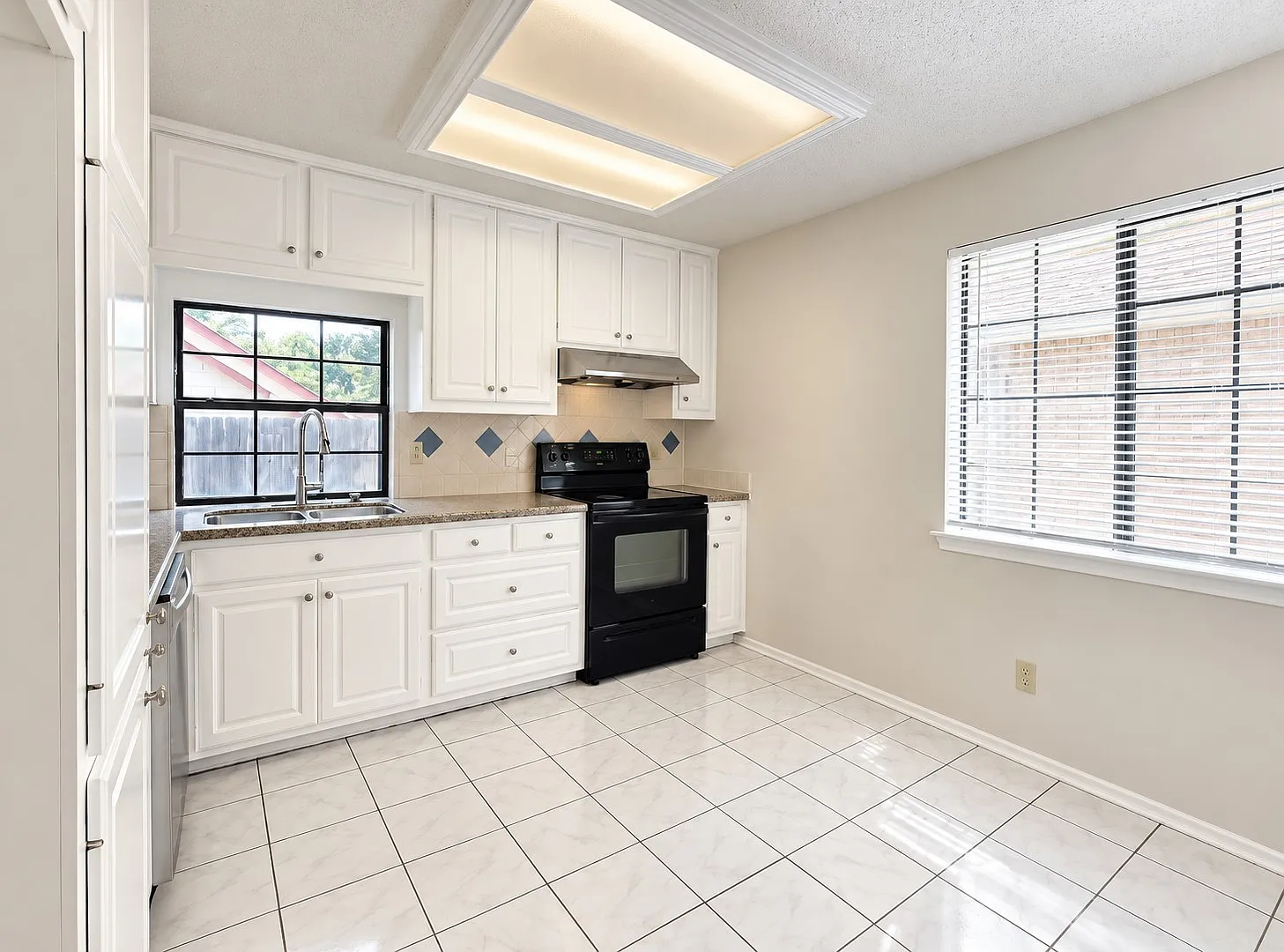 3 bed, 2.5 bath, 1418 sqft, $1,975 — Photo 4