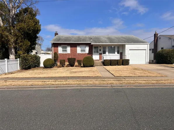 185 N Hawthorne Street, Massapequa, NY 11758