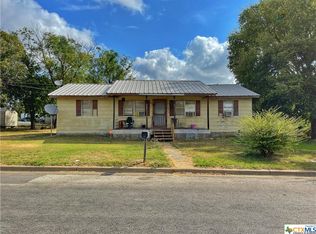 1430 Robertson St, Gonzales, TX 78629