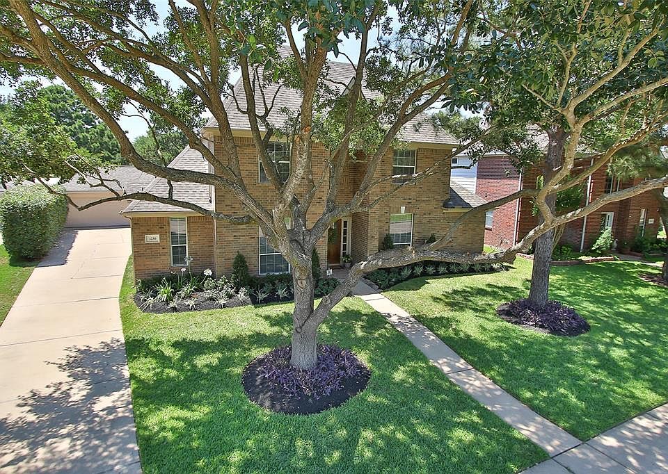 Wonderful home in the heart of Cinco Ranch. Oversize back yard with no rear neighbors and open green space actross the street!