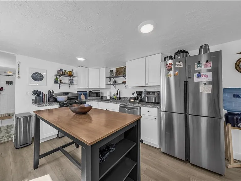 1559 W Shelley Ave — Photo 4