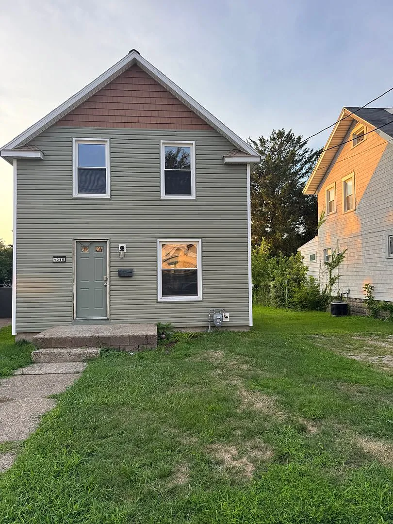 Single Family Home 3 bedroom 1 bath new paint new flooring new appliances — Photo 1