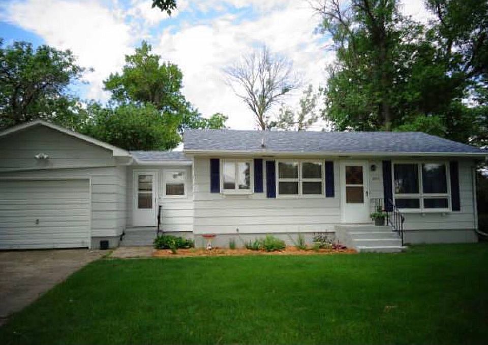 1st image of 206 1st St NE