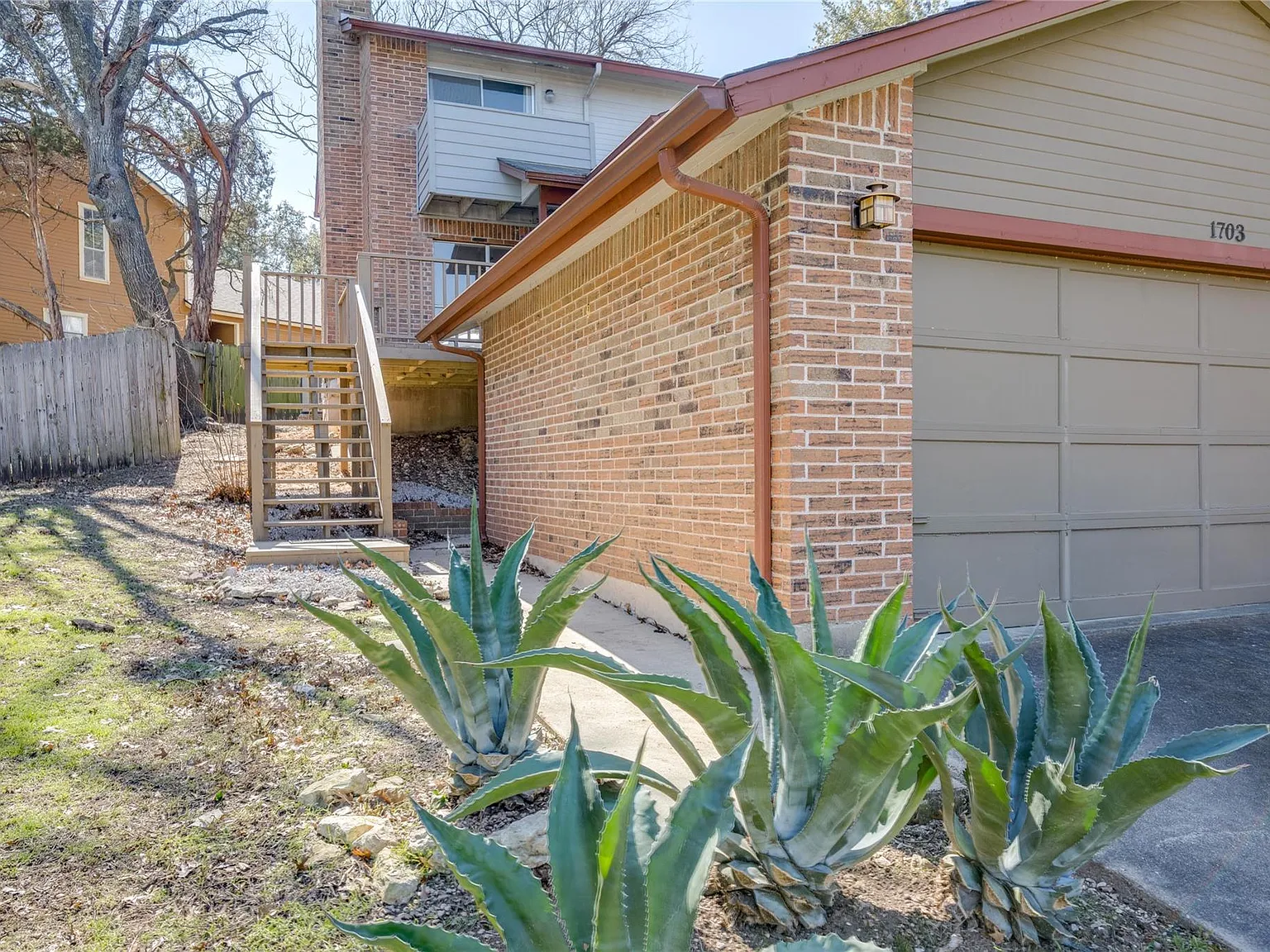 2 bed, 1.5 bath, 1072 sqft, $2,000 — Photo 2