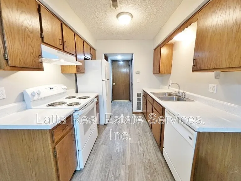 18810 E Manor Dr — Photo 6