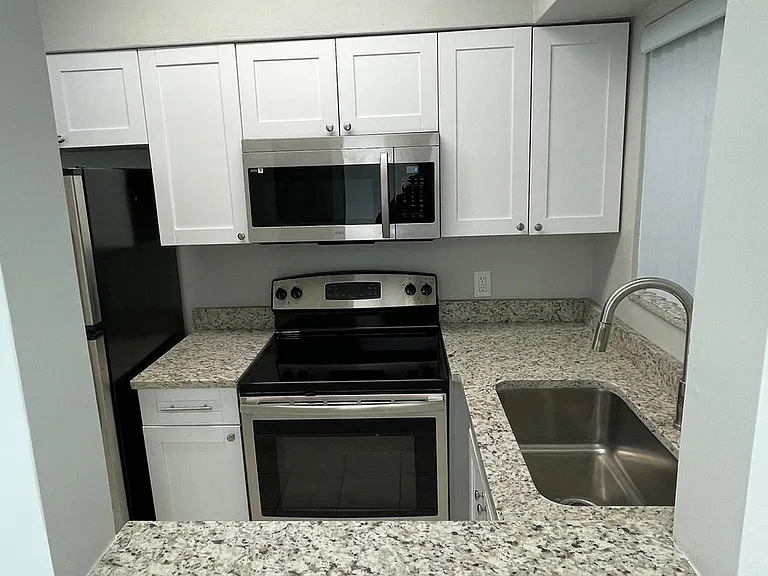 6400 NE 18th Ave #15 — Photo 2