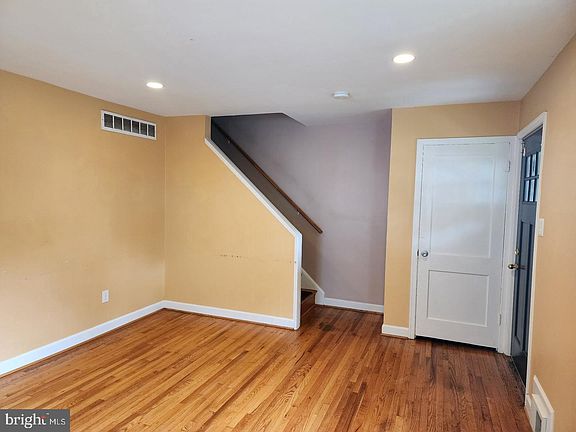 5th image of 4541 Akron St