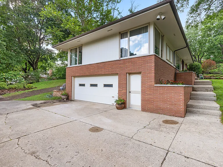 2416 Westbrook Dr — Photo 2