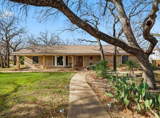 2825 Winterhaven Dr, Hurst, TX 76054